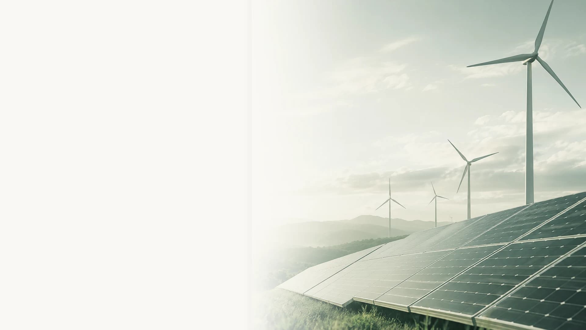 Solar- und Windpark im Morgenlicht