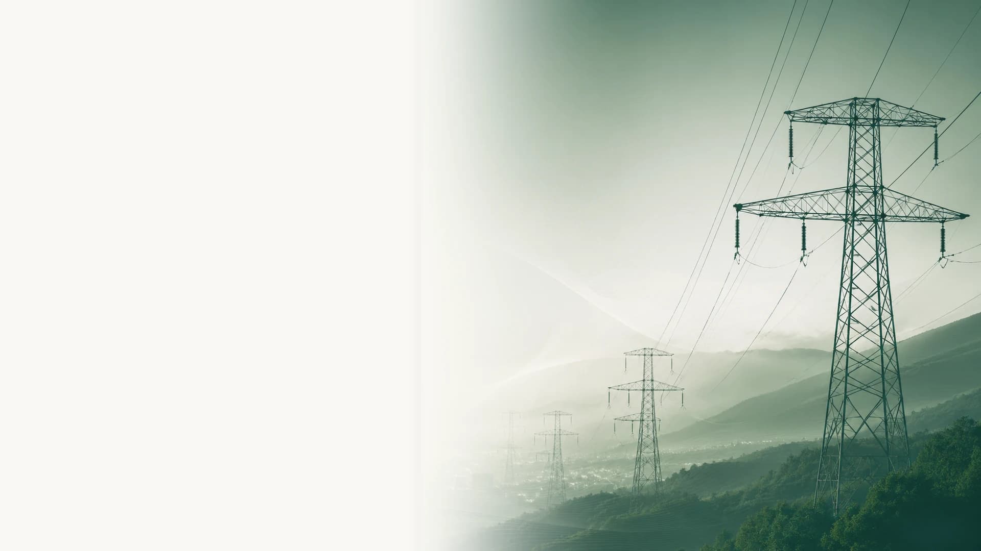 Strommasten einer Hochspannungsleitung im Morgennebel